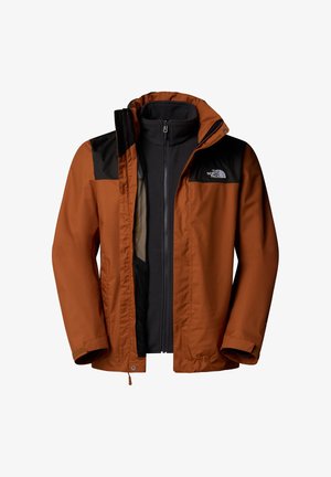 Oranje waterdichte jas met zwarte schouderaccenten, voorzien van een ritssluiting aan de voorkant, verstelbare manchetten en een zachte binnenlaag.