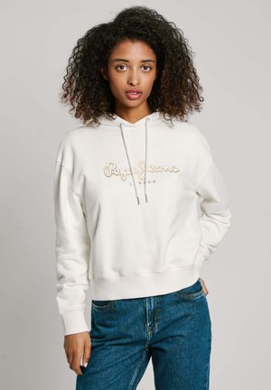 Witte hoodie met verstelbare trekkoord en een reliëf logo van "Pepe Jeans London". Gecombineerd met blauwe denim hoge taille jeans.