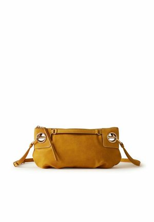Sac bandoulière en cuir jaune moutarde avec œillets dorés, bandoulière réglable et fermeture zippée, présenté sur fond blanc.