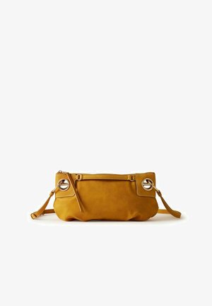 Sac bandoulière en cuir jaune moutarde avec œillets dorés, bandoulière réglable et fermeture zippée, présenté sur fond blanc.