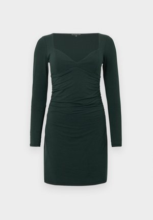 Tumši zaļš kleita ar garām piedurknēm, kvadrātveida dekoltē, ar savilktiem sānu detalizējumiem, pieguļoša forma un mīksts, elastīgs audums.