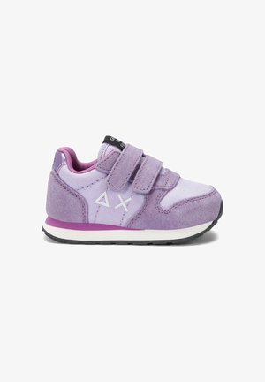 Scarpa da ginnastica viola in materiali scamosciati e mesh, con cinturini in velcro, accenti bianchi e suola viola. Presenta un logo a contrasto sul lato.