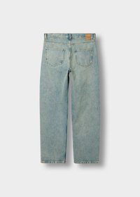 Lys blå denim jeans med rett ben-design, som har to baklommer og en brun lærmerkelapp i livet.