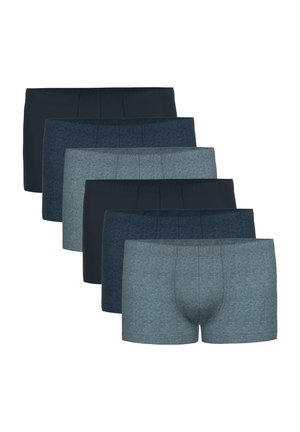 Sześć par męskich bokserek na zmianę w ciemnoniebieskim i szarym kolorze, starannie ułożonych i rozłożonych wachlarzowo na białym tle.
