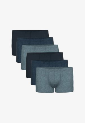 Sechs Paar Herrenboxershorts in abwechselnd dunkelblau und grau, ordentlich gestapelt und fächerförmig auf weißem Hintergrund.