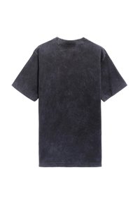 Camiseta gris oscuro de manga corta, con cuello redondo y un acabado texturizado. Presenta un corte holgado y un color sólido sin patrones.