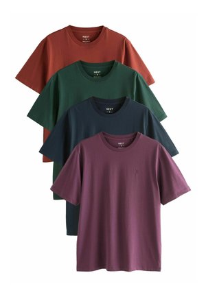 Cuatro camisetas de manga corta en óxido, verde oscuro, azul marino y burdeos, hechas de algodón con un clásico cuello redondo y un sutil detalle del logo.