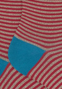 Calzini a righe con strisce rosse e beige, e un tallone turchese. Presentano una morbida texture a maglia e un design casual per un facile utilizzo.