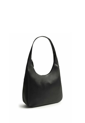 Bolso de hombro de cuero negro con una asa superior curva y el nombre de la marca sutilmente grabado en relieve en el centro delantero.