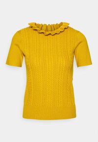 Suéter amarillo de manga corta con cuello volado, que presenta un diseño de punto de cable texturizado y un dobladillo acanalado.