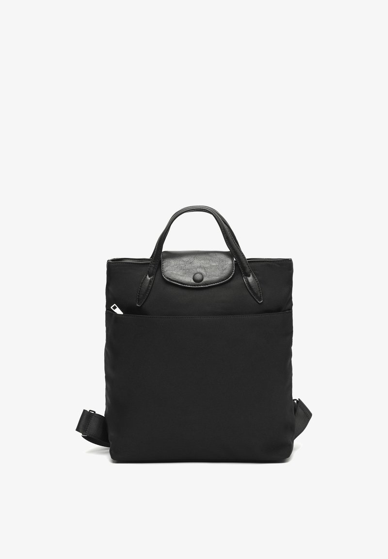 Černý nylonový batoh s koženou horní klopou, krátkými držadly, přední kapsou a nastavitelnými ramenními popruhy na bílém pozadí.