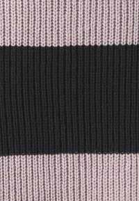 Tifă de tricot cu dungi orizontale în roz deschis și negru. Textura este canelată, evidențiind un model uniform pe întreaga material.