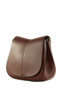 Borsa a tracolla in pelle bordeaux con una texture morbida, design curvo e cuciture visibili. Presenta una chiusura a patta e una forma strutturata.
