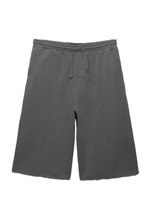 Shorts grigi in felpa realizzati in tessuto morbido, dotati di vita elasticizzata con cordoncino, tasche laterali e un design rilassato.