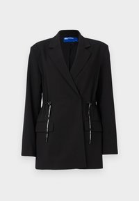 Črn blazer iz gladkega blaga, s krojem po meri, dolgimi rokavi, s pasom na vrvico in dvema sprednjima žepoma.