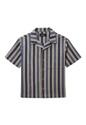 Chemise à manches courtes avec boutons, à rayures verticales bleues et beiges et une poche poitrine sur fond blanc.