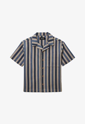 Chemise à manches courtes avec boutons, à rayures verticales bleues et beiges et une poche poitrine sur fond blanc.