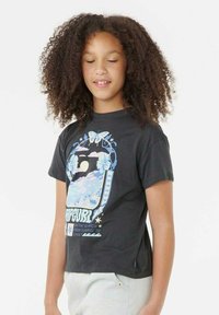 Zwart T-shirt met korte mouwen met een kleurrijk grafisch ontwerp van vlinders, de oceaan en bloemaccenten. Zachte katoenen stof, relaxed fit.