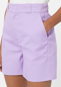Fialové šortky vyrobené z bavlněné směsi, s vysokým pasem, dvěma bočními kapsami a čistým šitím. Hladká textura s dobře strukturovaným střihům.