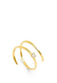 Pendientes de aro de oro con un diseño minimalista, que presentan una sola piedra redonda engastada en un soporte de cuatro garras. Superficie lisa y brillante.