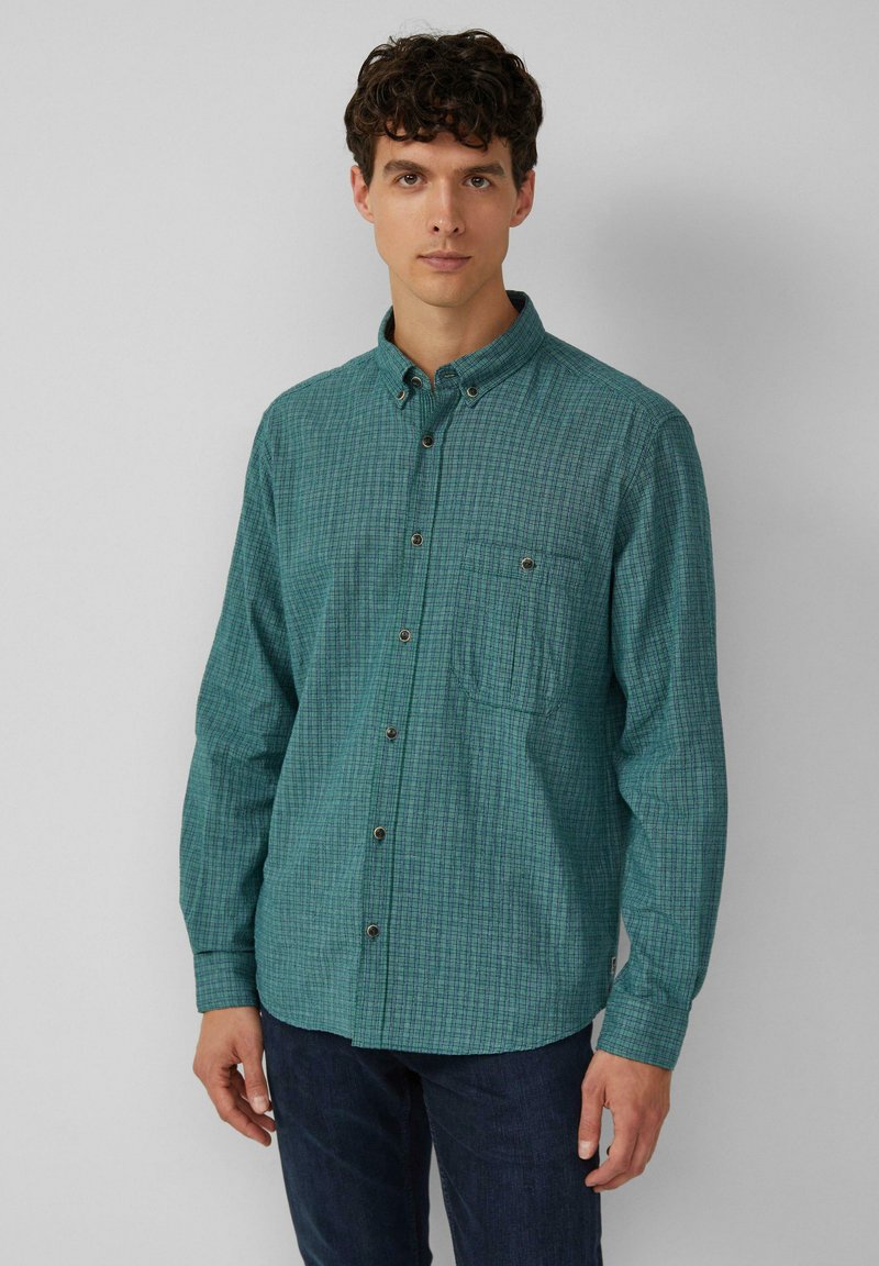 Turquoise overhemd met knopen, met een ruitpatroon, lange mouwen, een enkele borstzak en contrasterende knopen. De stof lijkt gestructureerd.