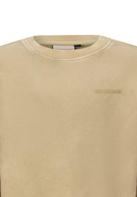 Beżowa bluza z okrągłym dekoltem, z ribbowanym kołnierzem oraz małym wypukłym logo "RETOUR JEANS" na lewej piersi.