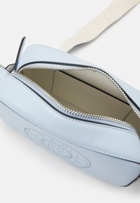 KARL LAGERFELD CIRCLE CAMERABAG PERFORATED - Taška s příčným popruhem - arctic blue