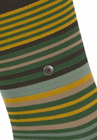 Calza a righe con linee orizzontali verdi, gialle, marroni e beige. Il tessuto presenta una lavorazione a maglia testurizzata con un bottone logo argentato.