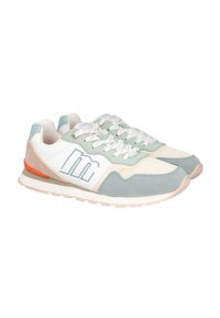 Zapatillas deportivas que presentan una combinación de materiales en blanco, azul claro y verde menta, con une parte superior texturizada y un acento melocotón en el talón.