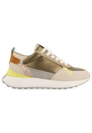 Sneaker con una toma superiore di materiali beige, oliva, rosa e grigio. Presenta una suola intermedia bianca e una suola esterna in gomma testurizzata.