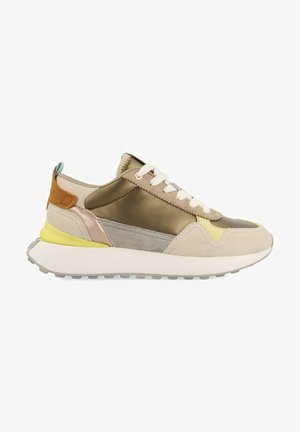 Sneaker con una toma superiore di materiali beige, oliva, rosa e grigio. Presenta una suola intermedia bianca e una suola esterna in gomma testurizzata.
