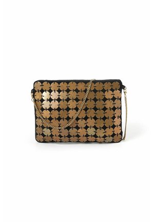 Sac à main noir avec un design complexe de pétales métalliques, une bandoulière en chaîne dorée, une texture de surface lisse et une forme rectangulaire.