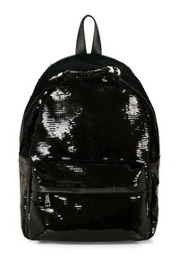 Zaino nero con paillettes, dalla forma rotonda, con tasca frontale con zip, manico in tessuto e finitura lucida. Presenta elementi decorativi lucidi.
