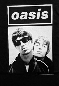 Svart T-skjorte med et monokrom grafisk motiv av to mannlige figurer med solbriller. "Oasis" er trykt over i fet tekst.