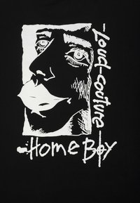 Svart bomull T-skjorte med en hvit grafisk illustrasjon av et ansikt, merket "Loud-couture" og "Home Boy" i fet, håndskrevet tekst.