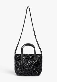 Bolso de mano negro acolchado con un acabado brillante. Cuenta con doble asa y una correa de cadena larga. Forma compacta y rectangular con textura distintiva.