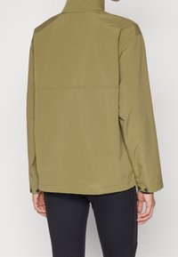 Olivově zelená bunda s vysokým límcem, dlouhými rukávy a zapnutými manžetami. Hladký materiál s jednoduchým, čistým designem bez viditelných ozdob.
