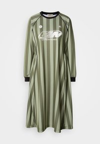 Olivgrünes Kleid mit vertikalen Streifen, langen Ärmeln und rundem Hals. Verfügt über ein Logo und eine Blumengrafik auf der Brust. Weicher Stoff.