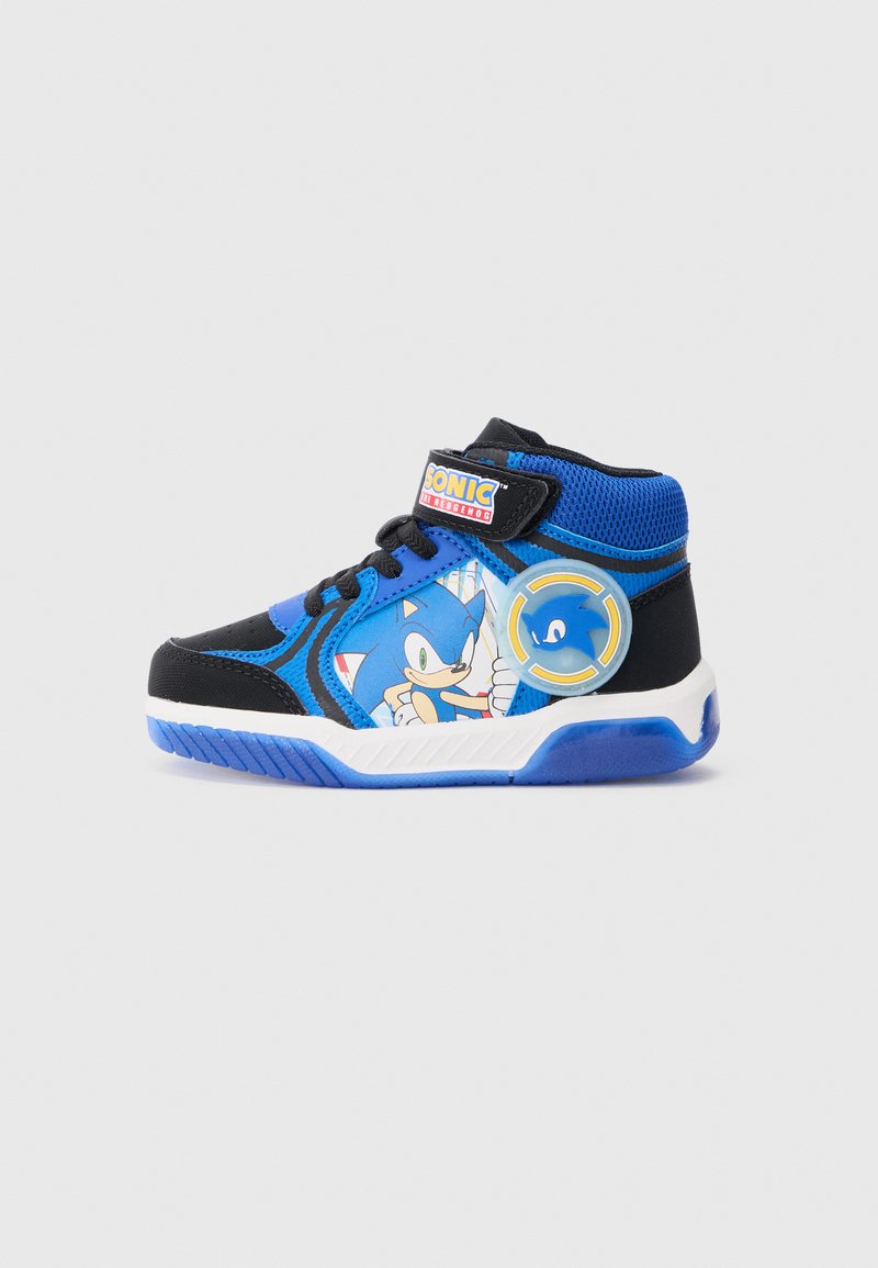 Trampki typu high-top w stylu Sonica Jeża, w niebiesko-czarnym wzorze, z siateczkowej tkaniny, gumową podeszwą i okrąłym akcentem w postaci logo.