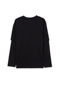 Camisa de manga larga negra con cuello redondo y hombros caídos. Fabricada en suave algodón con una textura lisa, sin estampados ni adornos.