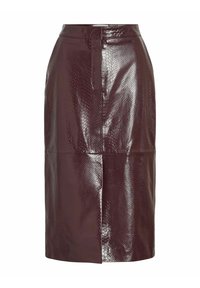 Suknja v burgundski barvi z vzorcem kače, izdelana iz sijajnega materiala, dolžine do kolen, s sleek silhueto, stranskim razporkom in čistimi šivi.