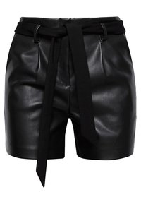 Czarne skórzane szorty o gładkiej fakturze, z szerokim materiałowym paskiem związanym w talii i przewleczonym przez metalowe akcenty.