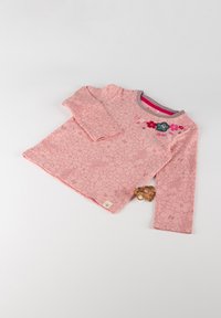 Helles rosa Langarmshirt mit Blumenmuster, rundem Halsausschnitt und dekorativen Blumen in Rot und Blau. Besitzt ein Etikett in der unteren Ecke.