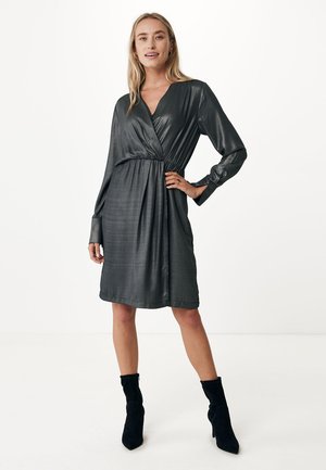 Abito avvolgente grigio scuro in materiale metallico con maniche lunghe, scollo a V e una cintura elastica, abbinato a stivali neri sopra la caviglia.