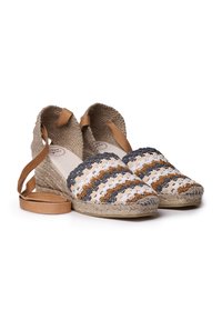 Espadrilles trenzadas con un diseño a rayas en beige, marrón y marino, con suela de yute y cintas de raso marrón para atar en el tobillo.