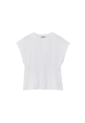 Blouse blanche sans manches avec un col rond et de subtils plis à l'avant, étiquetée OXXO, présentée sur un fond blanc uni.