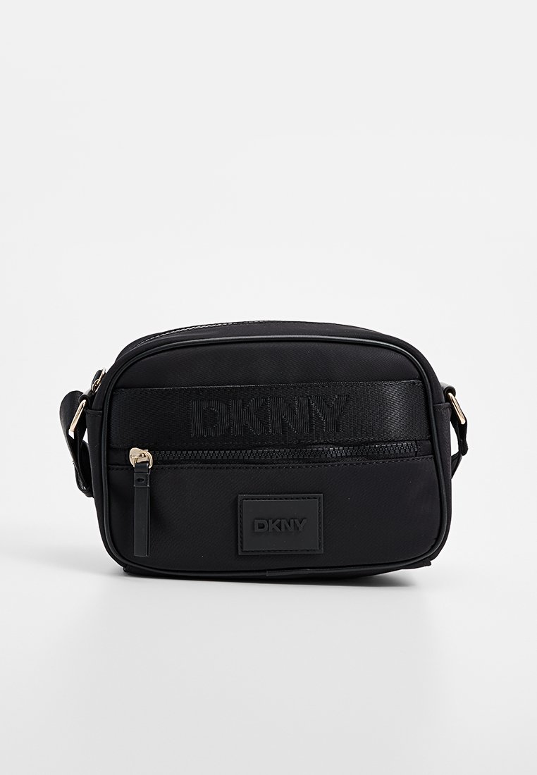 Bolso de hombro negro de DKNY hecho de tejido texturizado, con el logo de DKNY prominentemente en la parte frontal y un bolsillo con cremallera. Incluye correa desmontable.