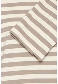 T-shirt rayé avec des bandes alternées beige clair et taupe, fabriqué en coton doux, avec des manches courtes et des bords ourlés.