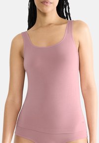 Top senza maniche di colore rosa chiaro, realizzato in tessuto morbido, con spalline larghe e scollatura rotonda, caratterizzato da una silhouette aderente.