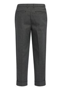 Pantalon gris ajusté en tissu texturé, avec une coupe droite, des ourlets à revers et deux poches arrière.